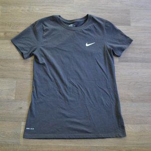 Nike Women's The Nike Tee Gray Short Sleeve Shirt Size Small
